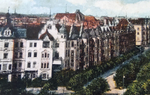 Zbliżenie na zachodnią część Placu Grunwaldzkiego oraz alei Jana Pawła II w stronę dzisiejszego urzędu miasta