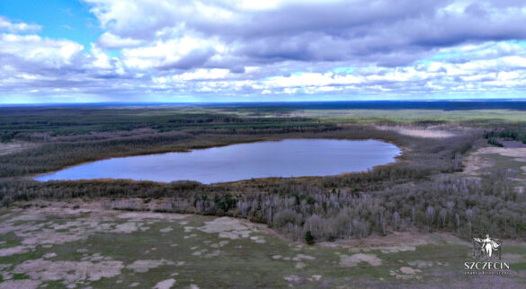 Jezioro Karpino obok wsi, z lotu drona