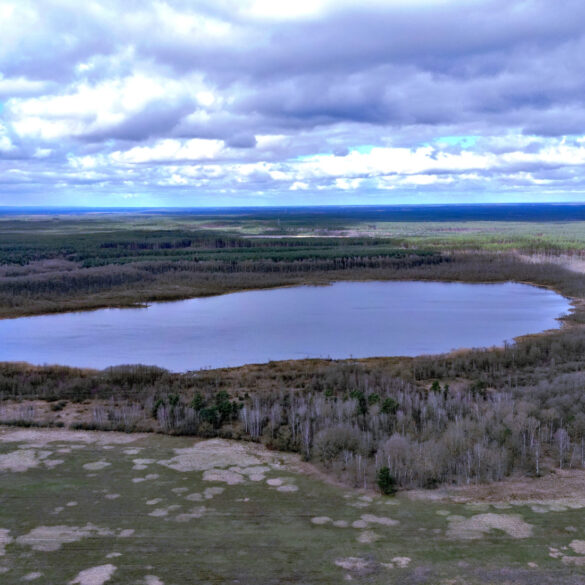 Jezioro Karpino obok wsi, z lotu drona