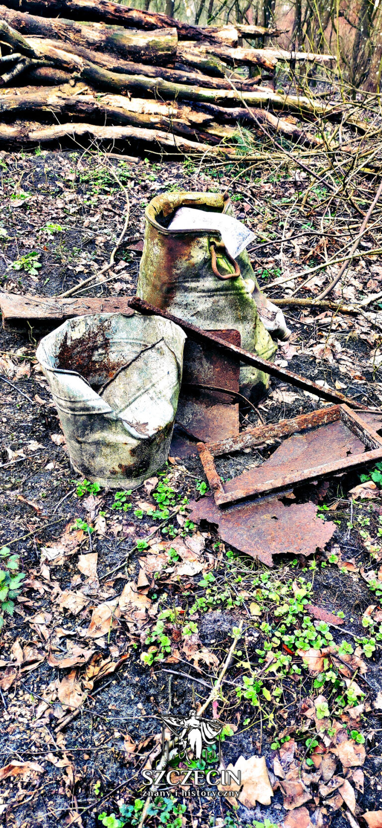 Resztki wiader, złomu i metalowych przedmiotów zrzucone przez dzikich poszukiwaczy