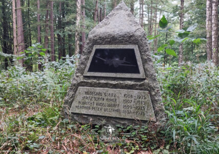 Monument wspominający katastrofę lotniczą to ciekawy punkt wypraw pieszych i rowerowych