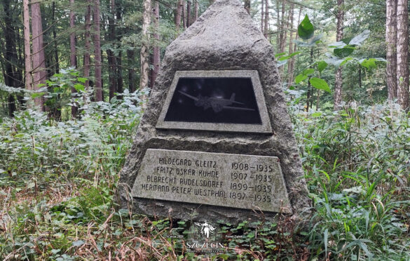 Monument wspominający katastrofę lotniczą to ciekawy punkt wypraw pieszych i rowerowych