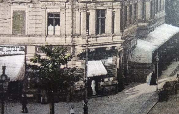 Zbliżenie na parter narożnej kamienicy z sklepem z farbami po lewej stronie. Zdjęcie sprzed 1912 roku. Niestety szyld nad wejściem nieczytelny.