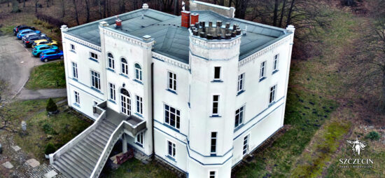 Pałac w Leśnie Górnym w formie zdjęcia z drona, kawałek od głównego skrzyżowania wsi