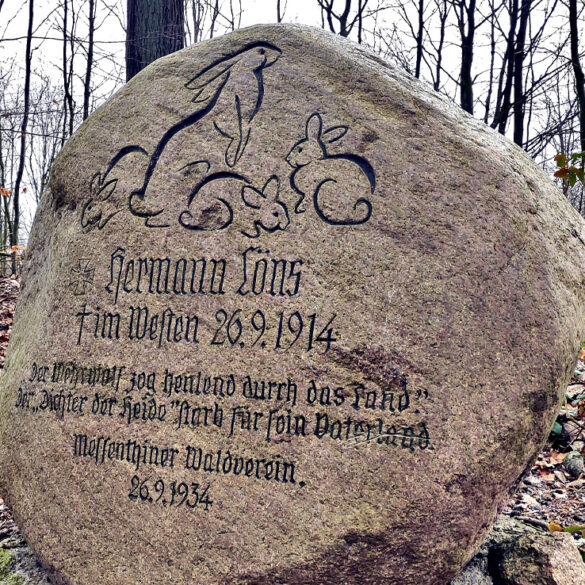 Głaz pomnikowy Hermanna Löns, z ciekawie zarysowanymi zajączkami, obok Leśna Górnego