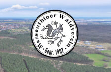 Jeden z logotypów stowarzyszenia Messenthiner Waldverein na tle kadru na Police i Mścięcino
