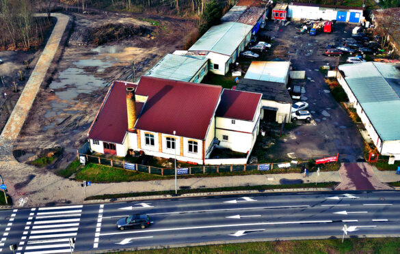 Dzisiejszy ocalały budynek dawnej mleczarni, w zdjęciu z drona autora, obok trwa budowa parkingu