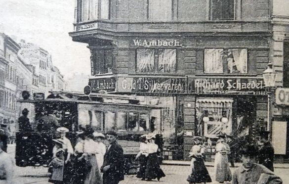 Zbliżenie na sklep ze srebrami, przy wyjeździe z Kleine Domstraße, dzisiejszej Mariackiej