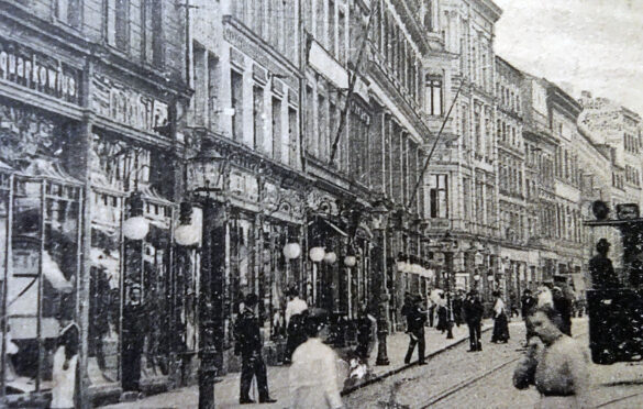 Lewa strona ulicy ze sklepem Squarkowiusa, od strony katedry
