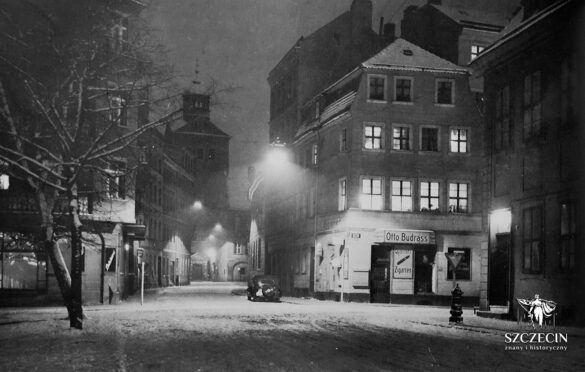 Zimowy widok z drugiej połowy lat trzydziestych, na wieżę zamku oraz sklep, który prowadził Otto Budrass
