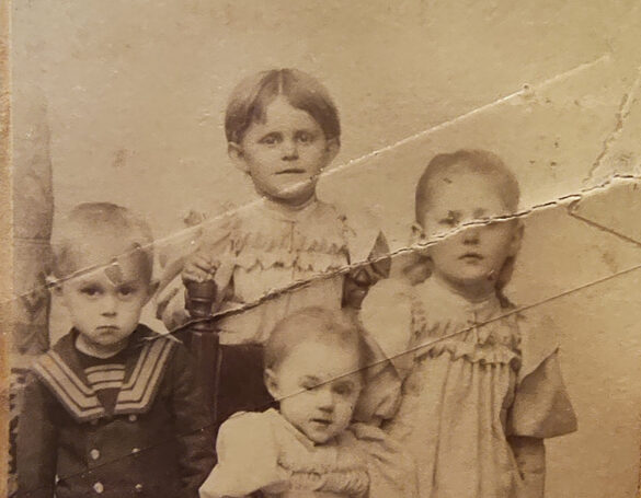 Zbliżenie na bohaterów i bohaterki postu - czwórkę dzieci, około 1893-1896