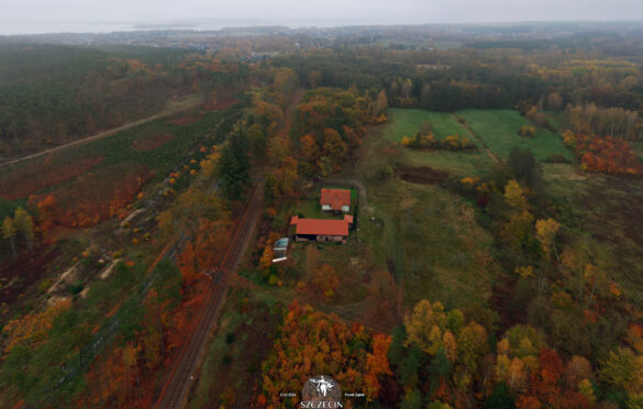 Lotniczy widok z dawnej leśniczówki Herzberg (Pienice) w stronę Małej Trzebieży (Klein Ziegenort) w tle