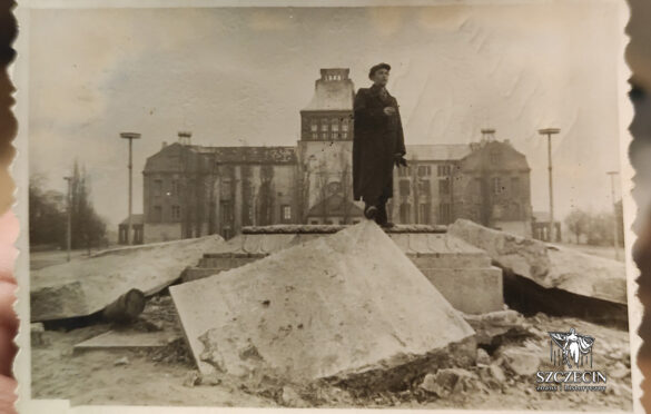Mężczyzna na gruzach postumentu, wg odwrotu rok 1957