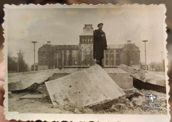 Mężczyzna na gruzach postumentu, wg odwrotu rok 1957