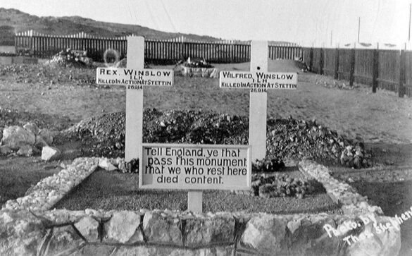 Fotografia grobów, którą wykonał Sapper Thomas Shepard, South African Engineer Corps (domena publiczna)