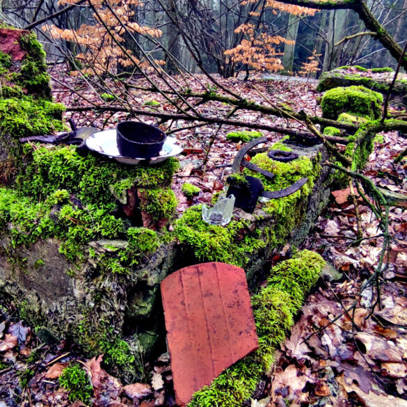 Pozostałości po poszukiwaczach na gruzach Vogelsang