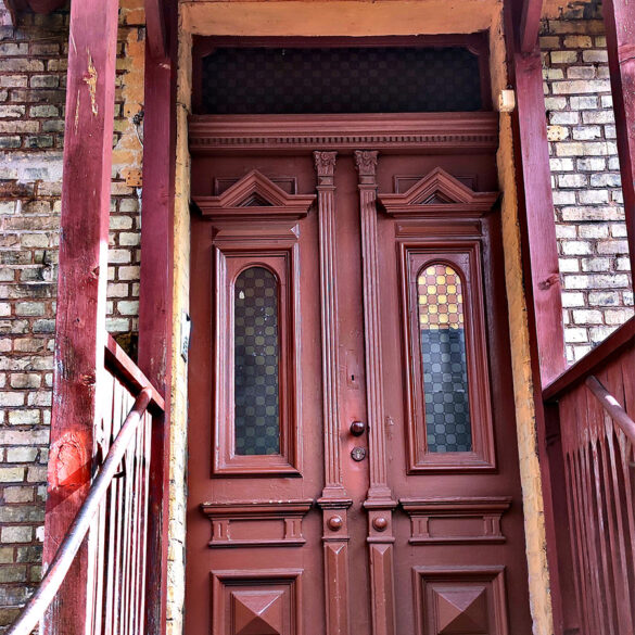 Prawdopodobnie oryginale pięknie zdobione drzwi wejściowe od boku willi, z drewnianymi elementami