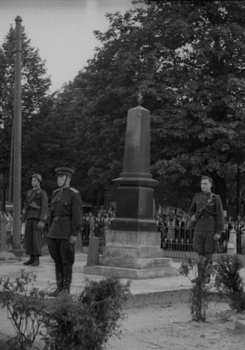 Żołnierze przed grobami i monumentem, do bazy Fotopolski z NAC dodał Hauka