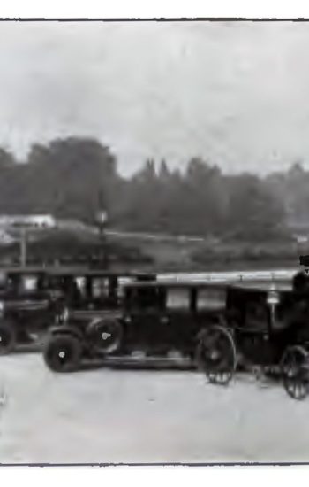 Fotografia z flotą pojazdów pana Frahnke przy Placu Adama Mickiewicza
