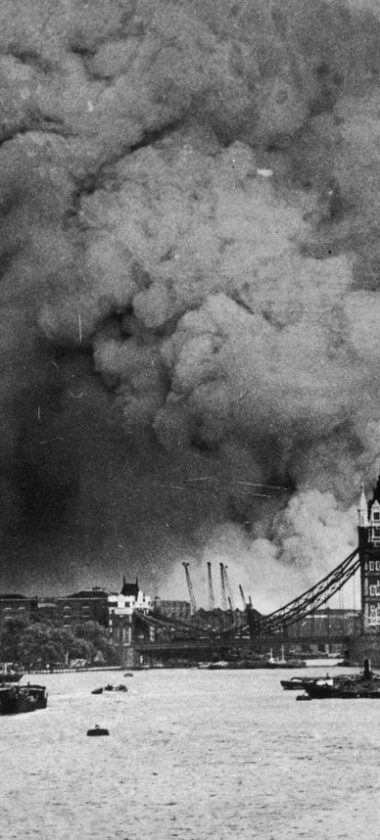 Widziany z całej okolicy dym unoszący się nad Londynem po Blitz (domena publiczna)