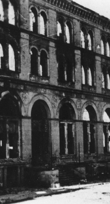 Wypalony gmach szczecińskiej giełdy, skutek nalotu z drugiej połowy 1944 roku