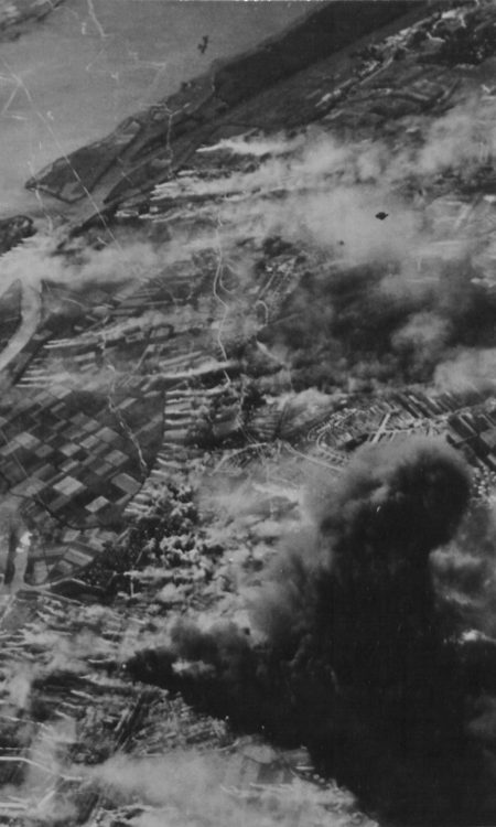 20 czerwca 1944 roku, bombardowanie Polic - z lewej za zadymianiem wieś Schwabach i szaniec