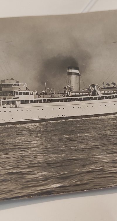 Przedwojenna "obcięta" pocztówka z widokiem na SS Kaiser, z kolekcji autora