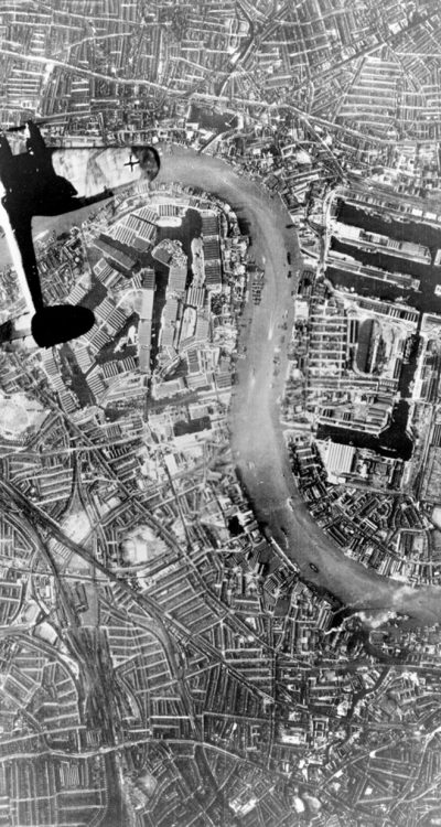 Niemiecki bombowiec przelatujący nad brytyjskim miastem w trakcie Blitz (domena publiczna, Wikipedia)