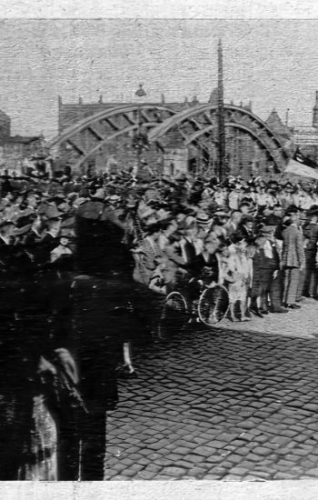 Otto Peltzer witany w Szczecinie przez tłumy przy moście dworcowym