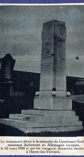Dawny monument upamiętniający zamordowanego na fotografii