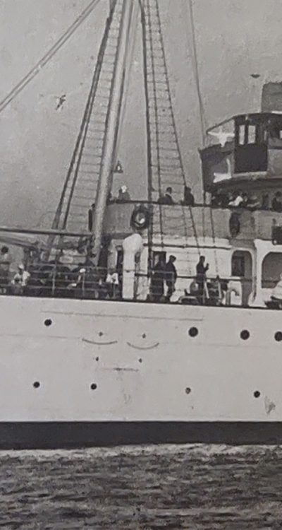 Zbliżenie na dawną pocztówkę, kiedy statek nosił nazwę SS Kaiser