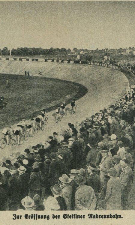 Przedwojenna fotografia wykonana w 1925 roku z okazji otwarcia toru kolarskiego w Szczecinie