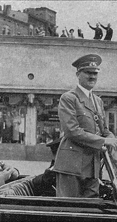 Adolf Hitler mijający w samochodzie budynek tuż przed wiaduktem kolejowym przy Kolumba