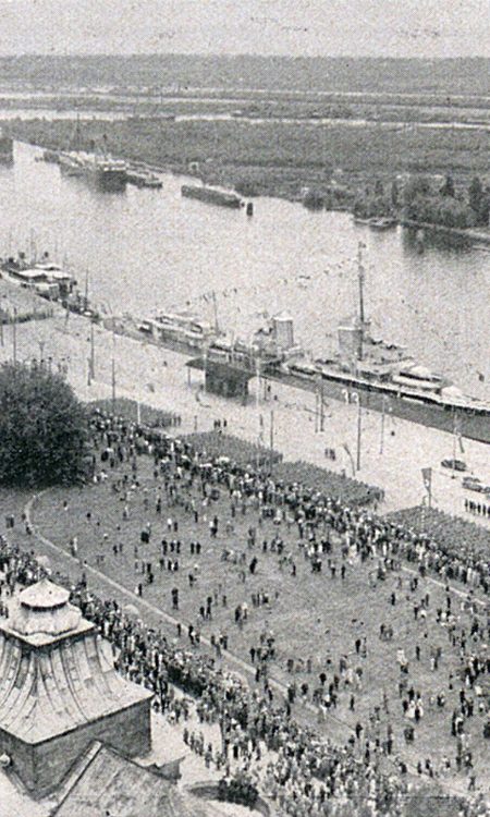 Tłumy ludzi oraz wizyta niszczyciela przy nabrzeżu, 12 czerwca 1938 roku