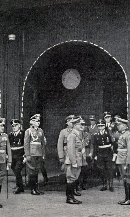 Adolf Hitler witany przez dygnitarzy we wnętrzach dawnego dworca głównego