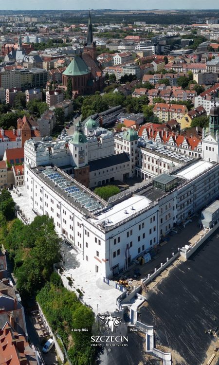 Zamek Książąt Pomorskich w Szczecinie widziany w fotografii panoramicznej z sierpnia 2024 roku