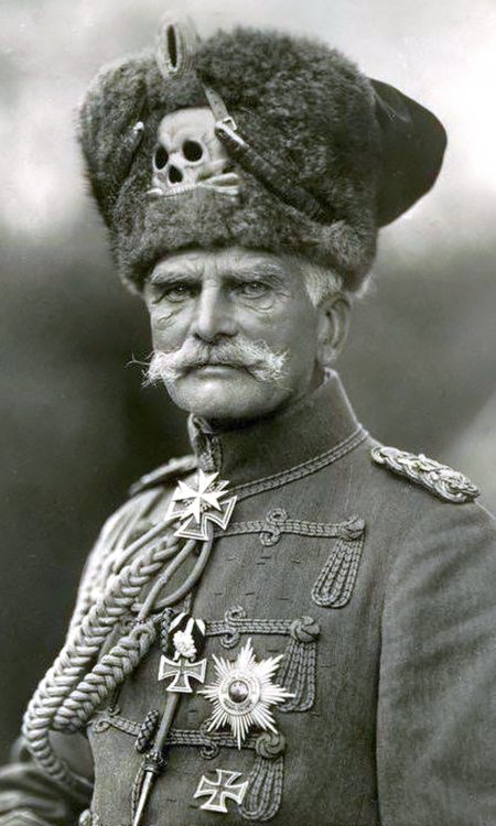 Feldmarszałek August von Mackensen w czapce huzarskiej na starość