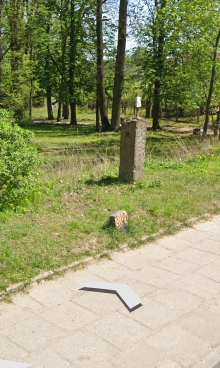 Możliwe, że pozostałość bramy wejściowej do strzelnicy, a jej teren w tle - dziś park