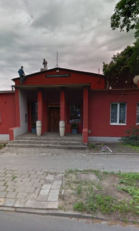 Mocno czerwona wizja elewacji budynku w 2016 roku według Google Maps