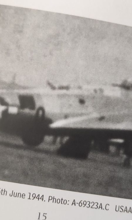 B-17 44-6117 LG-Q na płycie lotniska w Bassingbourn