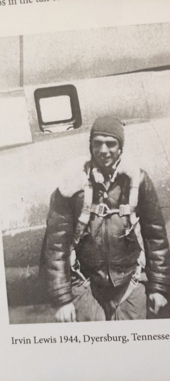 Irwin Lewis obok samolotu, przed wylotem na front II Wojny Światowej