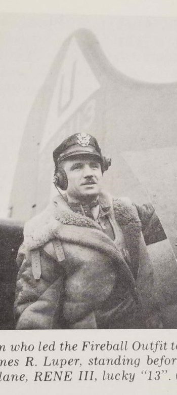 James Rhea Luper, dowódca, obok samolotu w notce prasowej