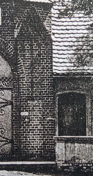 Wejście do wieży z widocznym napisem "erbaut im Jahre 1903"