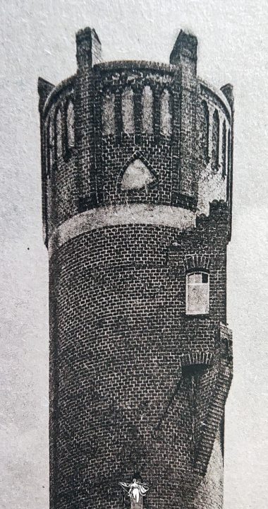 Górna część wieży z widoczną "tarczą" na szczycie, podobna ozdoba była na Wieży Quistorpa