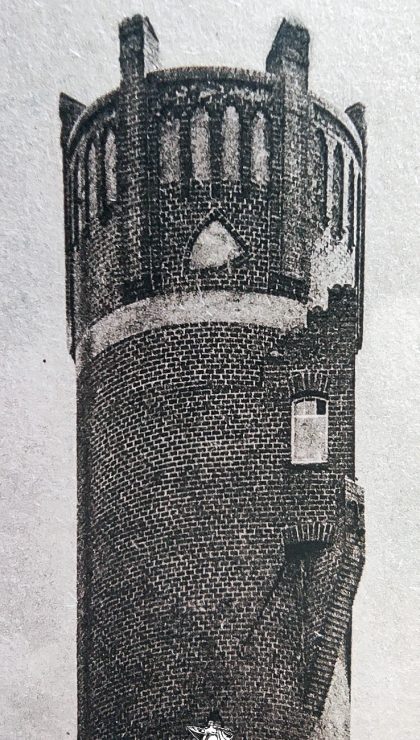 Górna część wieży z widoczną "tarczą" na szczycie, podobna ozdoba była na Wieży Quistorpa