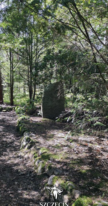 Obok stoi prawdopodobnie kamień graniczny z napisem Barnimkreuz 1295