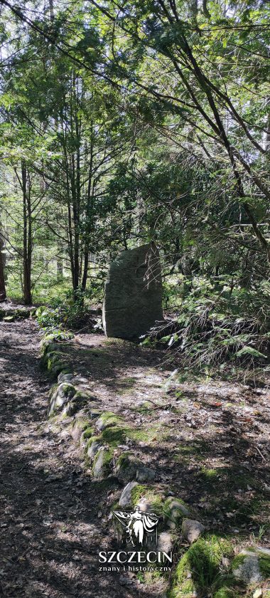 Obok stoi prawdopodobnie kamień graniczny z napisem Barnimkreuz 1295