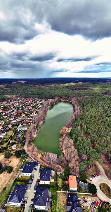 Widok lotniczy w kierunku Tanowa na jezioro i nowe osiedle