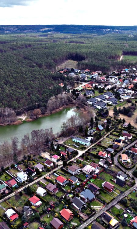 Widok lotniczy w stronę południa na jezioro i ogródki