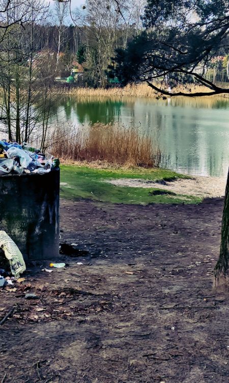 Regularny problem wokół jeziora Bartoszewo, nie tylko latem...